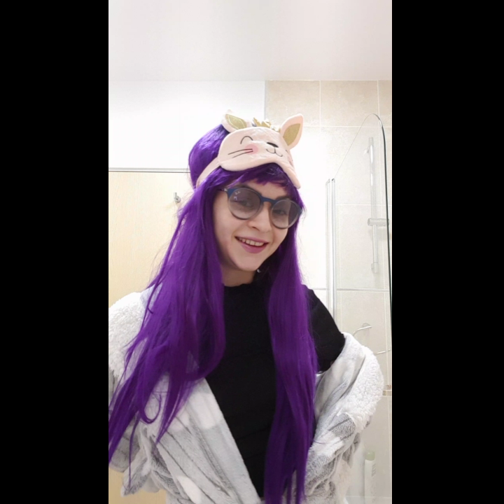 Mariotte with a purple wig on, does a little strip and talks a little, then she takes a shit into a plastic tub. 2K HD. Vertical format. 3.5 minutes.